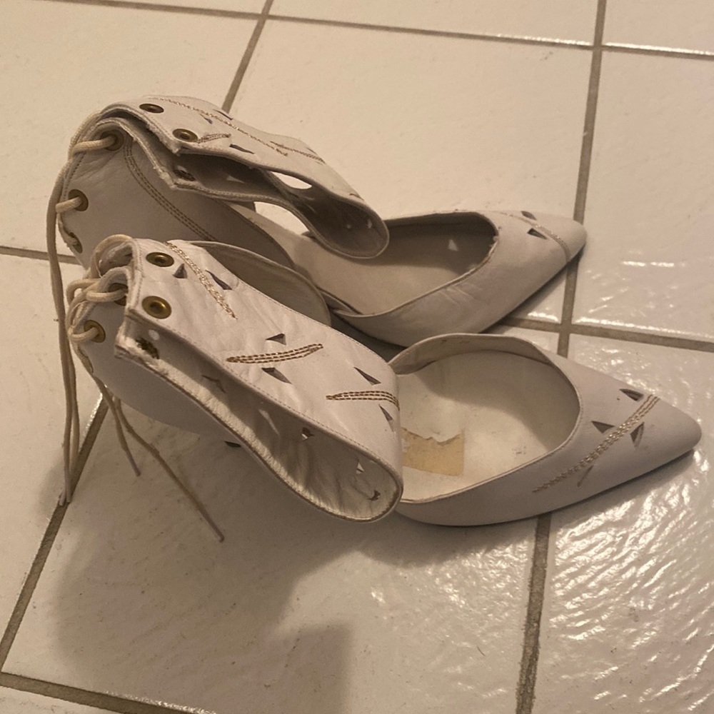 Vintage Jildor White Lace Up Pumps